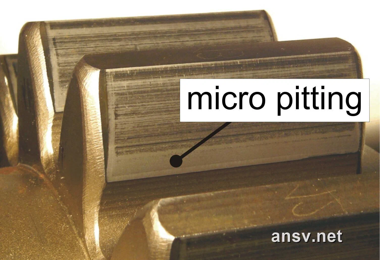 图 5 · 显微镜下的齿面微点蚀（Micro-pitting / 灰斑）